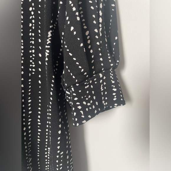 Black and white dotted flowy blouse - Picture 3 of 4